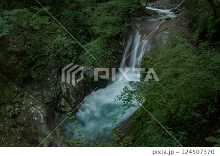 西沢渓谷の貞泉の滝の風景 124507370