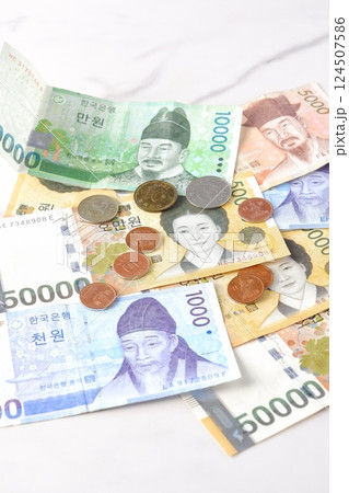 韓国の通貨、ウォンKRW（紙幣と硬貨） 124507586