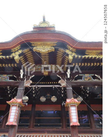 京都の名所、飛梅伝説で有名な菅原道真公を御祭神としておまつりする北野天満宮 京都の名所、飛梅伝説で有名な菅原道真公を御祭神としておまつりする北野天満宮 124507658