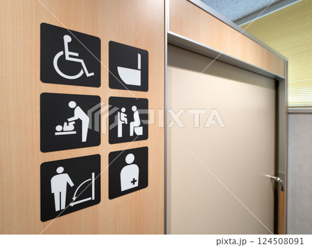 多目的トイレに表示されたピクトグラム 124508091