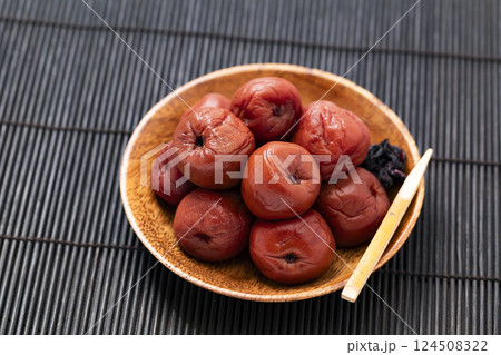 黒バックの梅干し 124508322