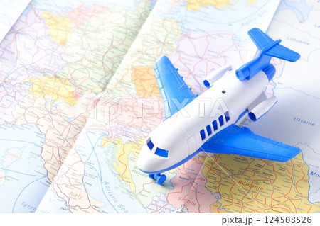 ヨーロッパの上空を飛ぶ旅客機のイメージで、ヨーロッパへの空の旅 ヨーロッパの上空を飛ぶ旅客機のイメージで、ヨーロッパへの空の旅 124508526