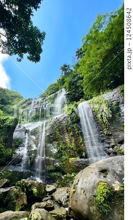 沖縄県八重山諸島西表島のユツン三段の滝 124508642