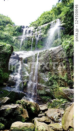 沖縄県八重山諸島西表島のユツン三段の滝 124508646