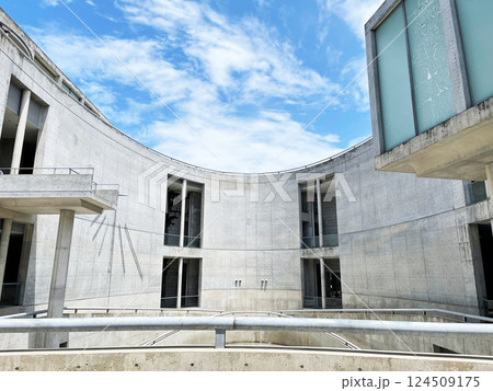 開放感あふれるコンクリート美術館 開放感あふれるコンクリート美術館 124509175