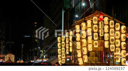 祇園祭、宵山の函谷鉾と月鉾 祇園祭、宵山の函谷鉾と月鉾 124509237