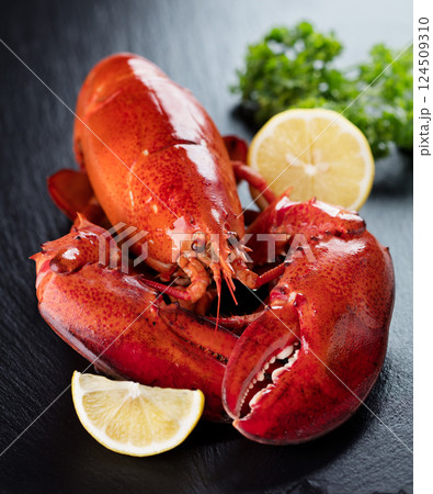 Red lobster with fresh parsley and lemon Red lobster with fresh parsley and lemon 124509310