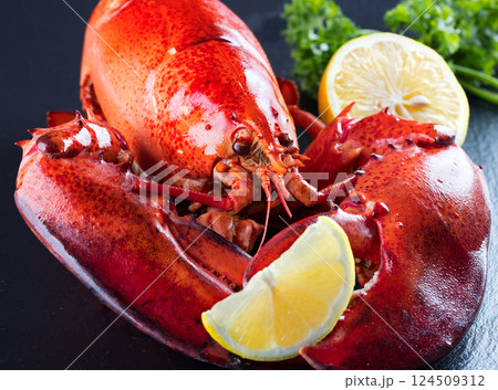 Red lobster with fresh parsley and lemon 124509312