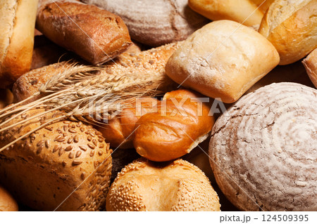 Fresh fragrant bread on the table 124509395