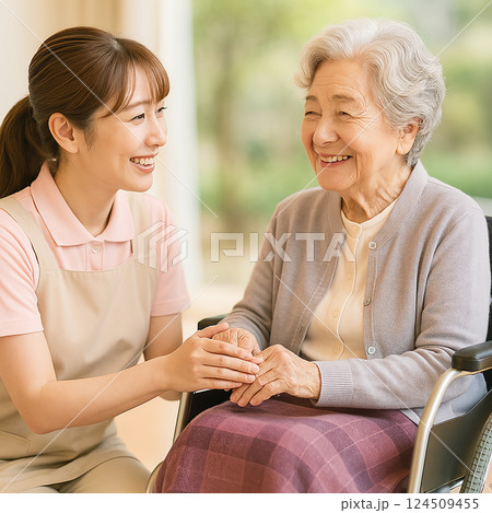 笑顔で寄り添う介護士と高齢女性|信頼と安心の介護イメージ 笑顔で寄り添う介護士と高齢女性|信頼と安心の介護イメージ 124509455
