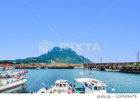 姫島港の漁船と矢筈岳 姫島港の漁船と矢筈岳 124509479