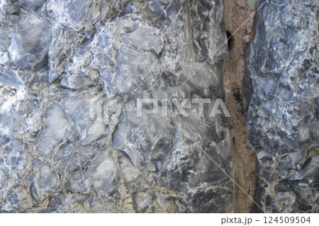 大分県姫島の地表に露呈する黒曜石の断崖 124509504