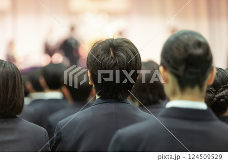 卒業式で並ぶ制服の男子学生の後ろ姿 卒業式で並ぶ制服の男子学生の後ろ姿 124509529