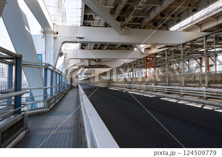 レインボーブリッジの歩道と車道の風景 レインボーブリッジの歩道と車道の風景 124509779