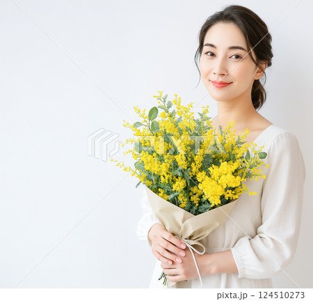 ミモザの花束を持つ女性 124510273