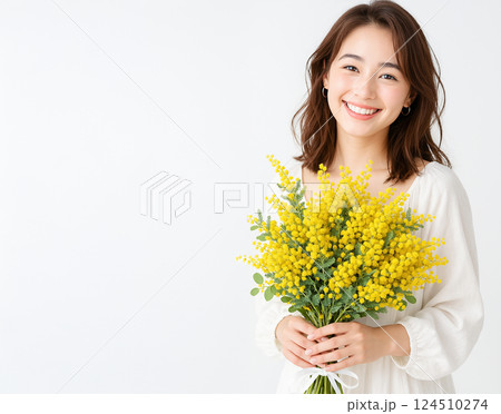 ミモザの花束を持つ女性 124510274