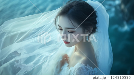 ウェディングドレスを着て海辺に崖に立つ花嫁 124510559