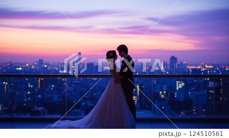 結婚式をするカップルの夜景のシルエット 結婚式をするカップルの夜景のシルエット 124510561