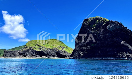 高速船から見える沖縄県慶良間諸島の島々 124510636