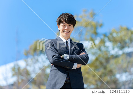ビジネスマン 青空 ビジネスマン 青空 124511139