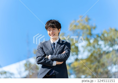 ビジネスマン　青空 124511151