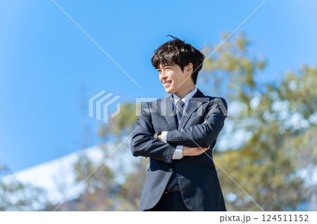 ビジネスマン　青空 124511152