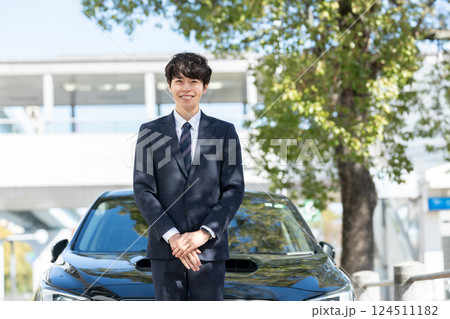 ビジネスマン　ドライバー　車 124511182