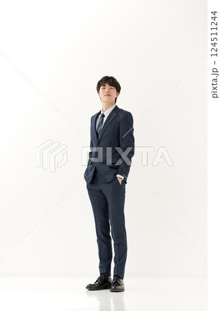 ビジネス 男性 ポートレート 全身 ビジネス 男性 ポートレート 全身 124511244