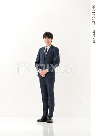 ビジネス 男性 ポートレート 全身 ビジネス 男性 ポートレート 全身 124511246