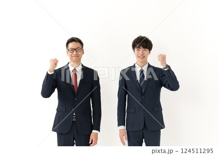 ビジネス　男性　2人　チーム　ガッツポーズ 124511295