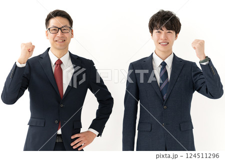 ビジネス　男性　2人　チーム　ガッツポーズ 124511296
