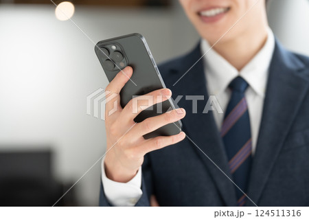 ビジネスマン スマホ 手元 ビジネスマン スマホ 手元 124511316
