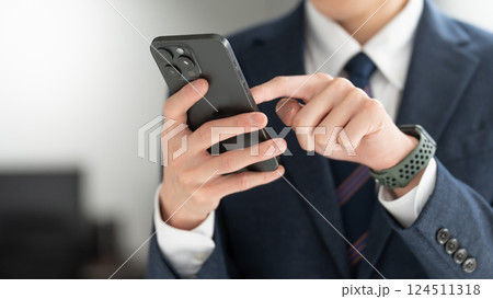 ビジネスマン　スマホ　手元 124511318