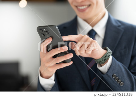 ビジネスマン　スマホ　手元 124511319