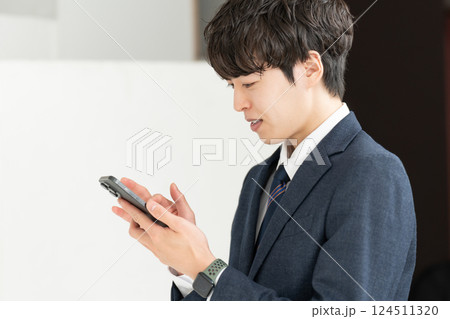 ビジネスマン　スマホ　 124511320
