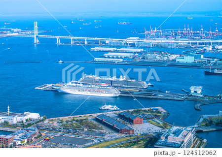 日本の横浜都市景観 あかいくつや飛鳥Ⅱ、ノールダムなどを望む（シーボーン・クエストが初入港）＝30日 124512062
