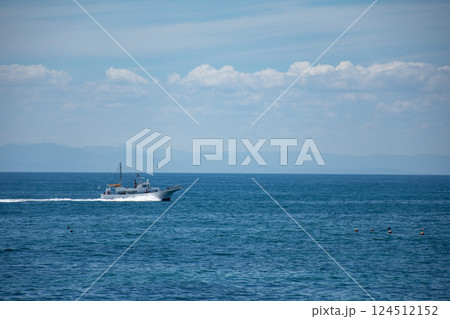 伊勢湾の海を走る釣り船 124512152