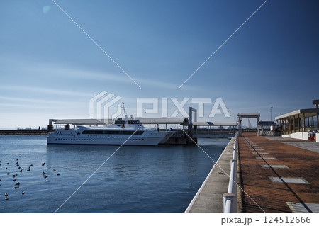 冬空の津なぎさまち旅客船ターミナルと忍者高速船 124512666