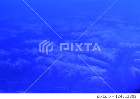 飛行機から見えた白い山々 124512802