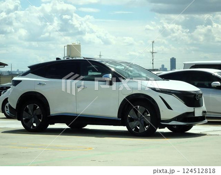 電気自動車を駐車場で充電しているイメージ (日産・アリア) 電気自動車を駐車場で充電しているイメージ (日産・アリア) 124512818