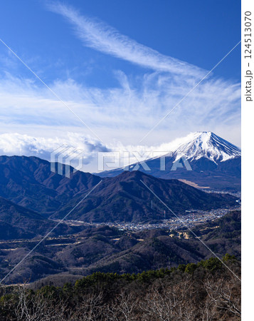 （山梨県）高川山から見る冬の富士山と街並みの絶景 124513070