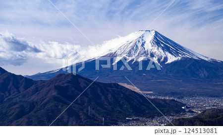 (山梨県)高川山から見る冬の富士山と街並みの絶景 (山梨県)高川山から見る冬の富士山と街並みの絶景 124513081