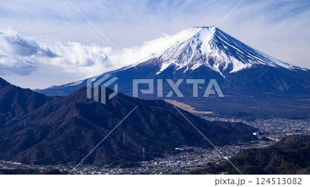 （山梨県）高川山から見る冬の富士山と街並みの絶景 124513082