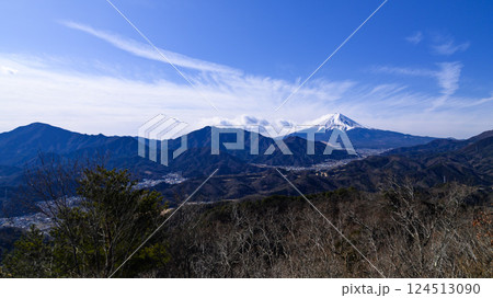 (山梨県)高川山から見る冬の富士山と街並みの絶景 (山梨県)高川山から見る冬の富士山と街並みの絶景 124513090