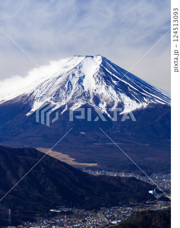 (山梨県)高川山から見る冬の富士山と街並みの絶景 (山梨県)高川山から見る冬の富士山と街並みの絶景 124513093