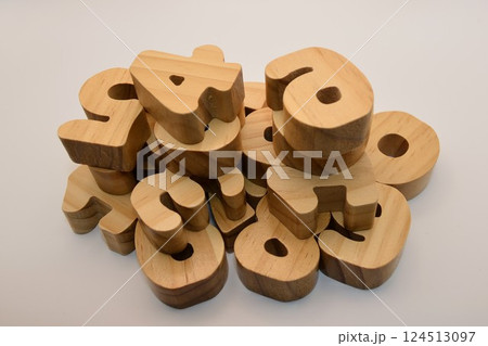 白背景に木で作られたミニチュアの数字 白背景に木で作られたミニチュアの数字 124513097