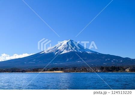 河口湖と富士山の絶景（冬景色） 124513220