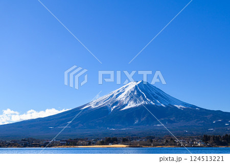 河口湖と富士山の絶景（冬景色） 124513221
