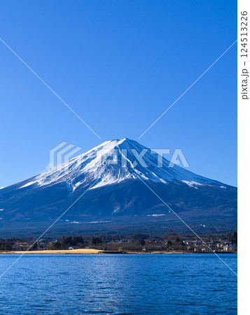 河口湖と富士山の絶景（冬景色） 124513226