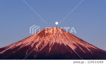 富士宮市から見る夕景と満月と富士山(パール富士) 富士宮市から見る夕景と満月と富士山(パール富士) 124513269